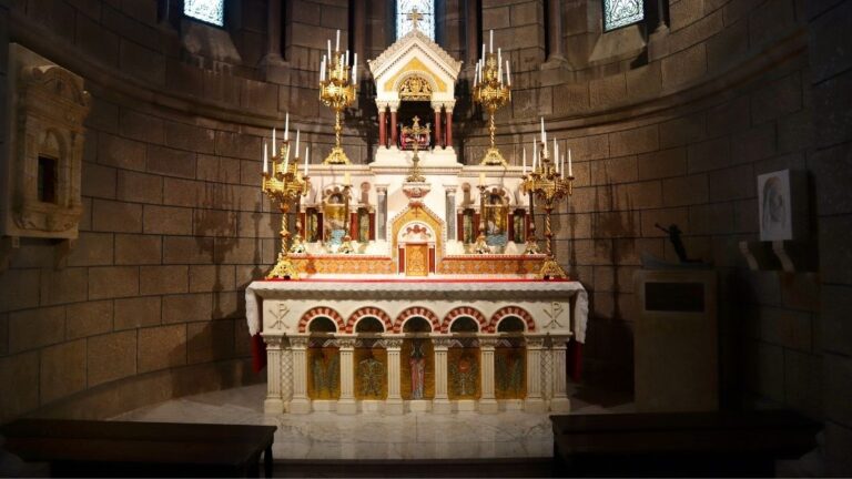 L’autel en marbre blanc de la cathédrale de Monaco