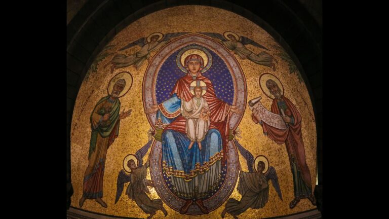 Cathédrale de Monaco : mosaïque avec la Vierge et l’Enfant Jésus entourés par Saint Pierre et le Prophète Isaïe
