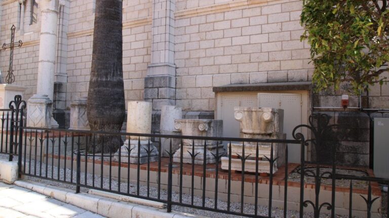 Les vestiges de l’ancienne église Saint-Nicolas, visibles sur le côté de l'actuelle cathédrale de Monaco